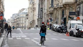 Улицы Парижа в первый день нового локдауна, 30 октября 2020 года. Фото Reuters