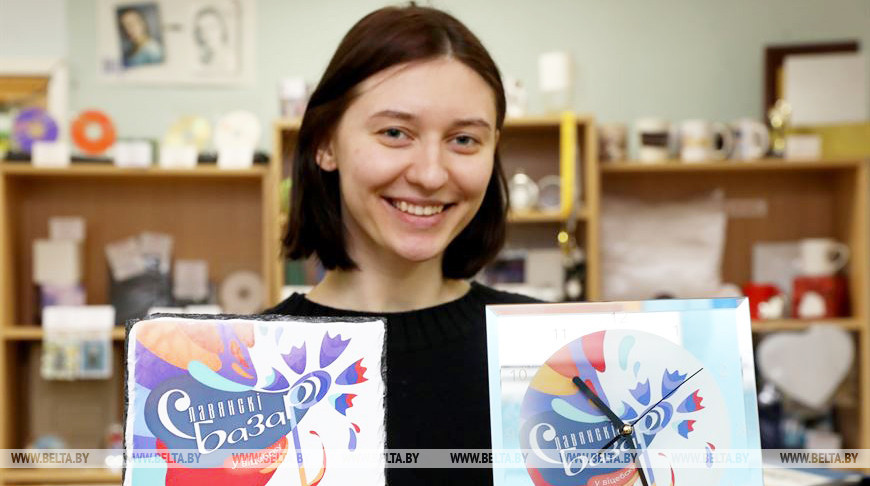 Сувенирная продукция в руках редактора Яны Богатыревой