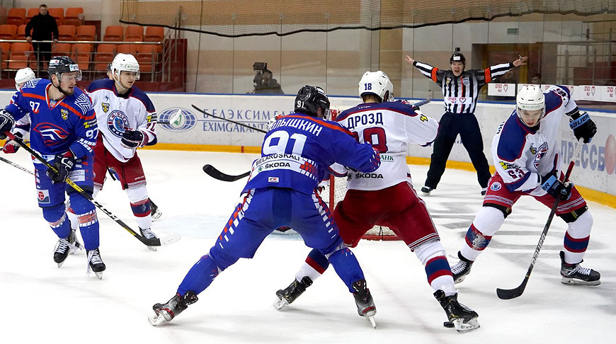 Во время матча "Локомотив" - "Юность". Фото ФХБ