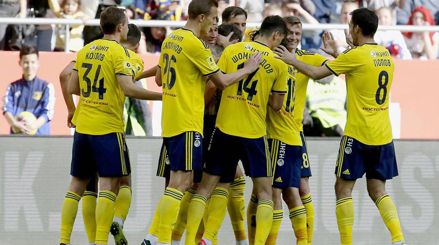 Футболисты "Ростова" празднуют успех в матче против ЦСКА. Фото ТАСС