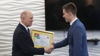Владимир Кравцов вручает грамоту Евгению Корольку