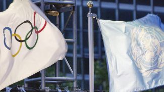 Олимпийский флаг и флаг ООН подняты в штаб-квартире ООН, Нью-Йорк. Фото ООН