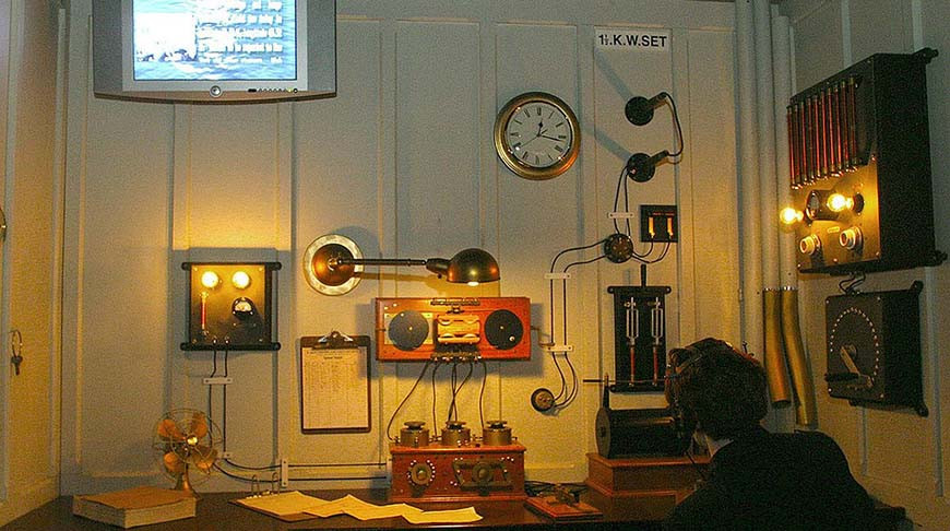 Воссозданная радиорубка "Титаника" с оборудованием Маркони в помещении музея. Фото  East News Russia 