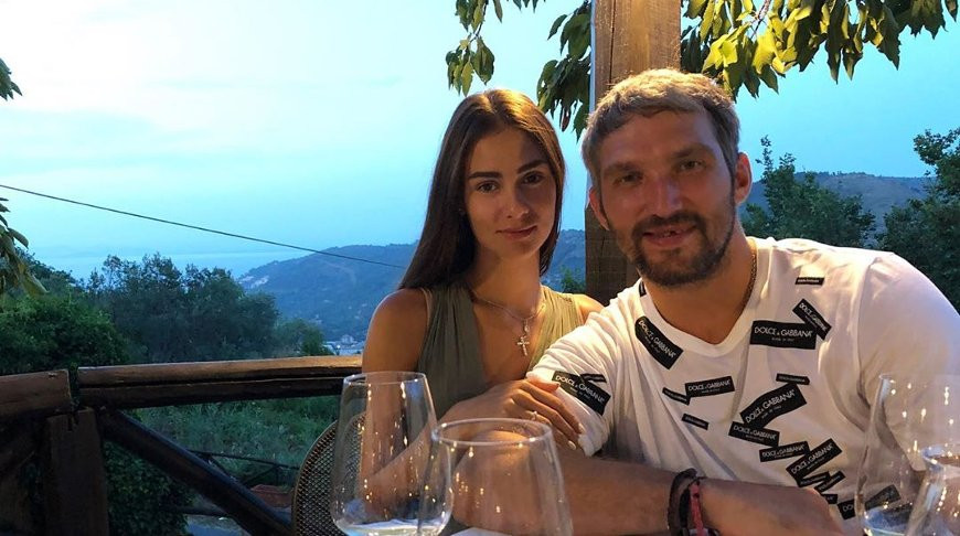 Александр Овечкин с супругой. Фото из Instagram