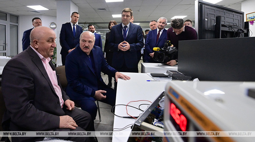 Александр Лукашенко во время посещения холдинга