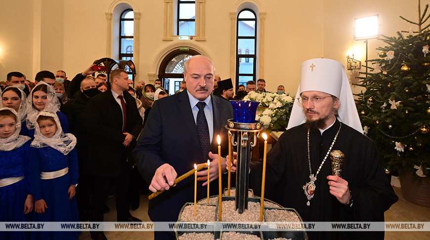 Александр Лукашенко зажигает рождественскую свечу