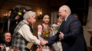 Александр Лукашенко во время посещения театра