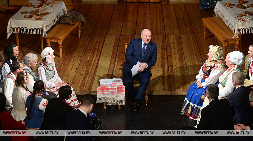 Александр Лукашенко во время встречи с коллективом театра