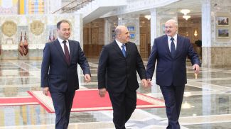 Премьер-министр Беларуси Роман Головченко, премьер-министр России Михаил Мишустин и Президент Беларуси Александр Лукашенко