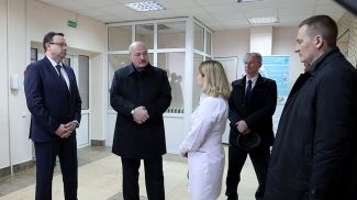 Александр Лукашенко во время посещения Молодечненской ЦРБ