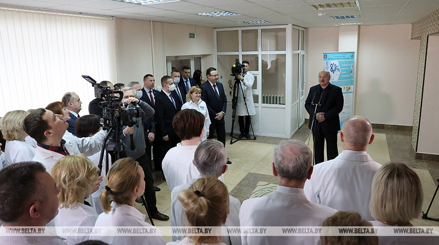 Александр Лукашенко во время общения с работниками Молодечненской ЦРБ