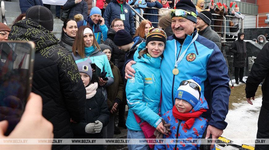 Александр Лукашенко с болельщиками