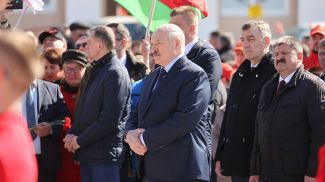 Александр Лукашенко во время посещения Брагина
