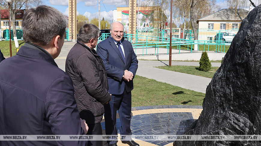 Александр Лукашенко во время посещения Брагина