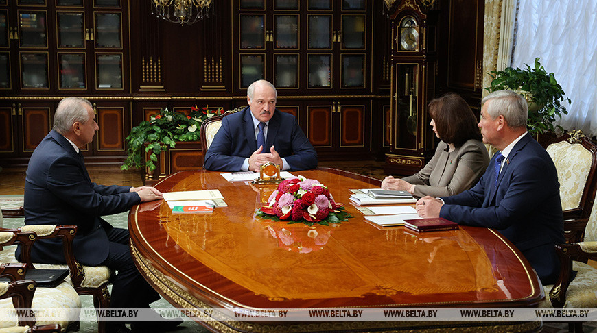 Александр Лукашенко во время встречи с руководителями Конституционной комиссии Беларуси