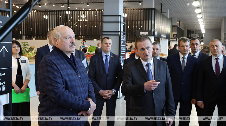 Александр Лукашенко во время посещения рынка