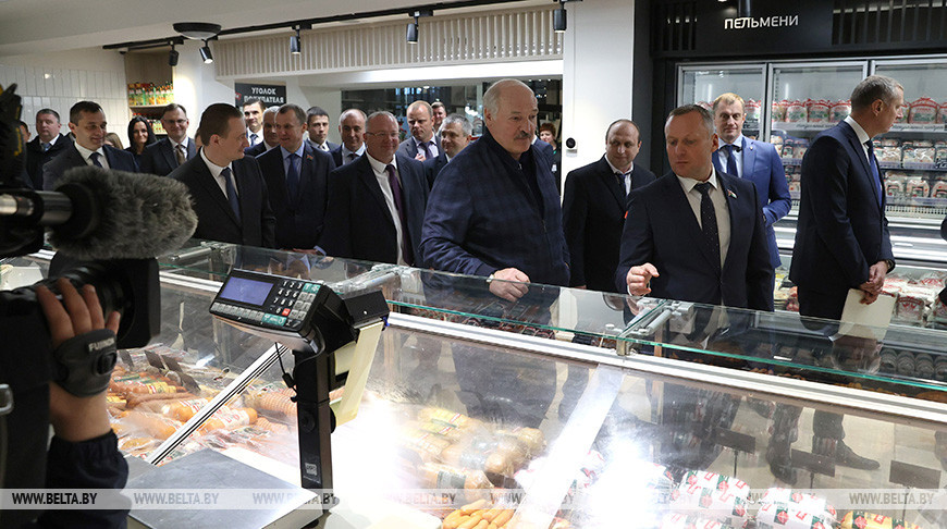 Александр Лукашенко во время посещения рынка