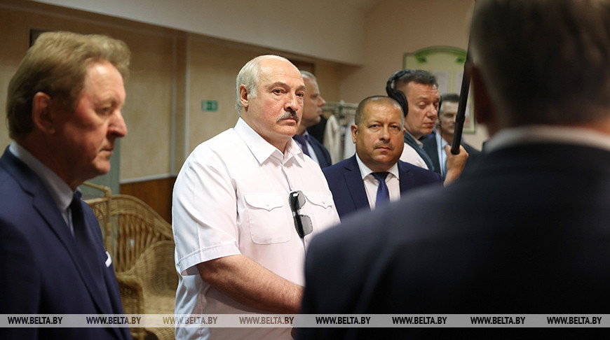 Александр Лукашенко во время посещения Оршанской фабрики художественных изделий