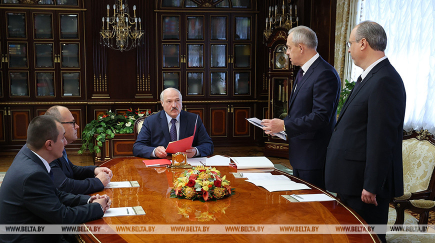 Александр Лукашенко во время назначения послов