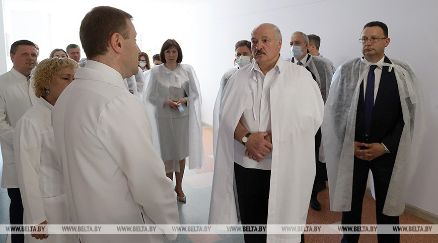 Александр Лукашенко во время посещения 2-й городской детской клинической больницы