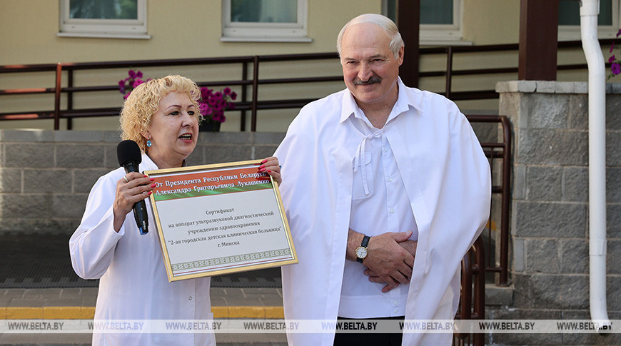 Александр Лукашенко вручил 2-й детской больнице Минска сертификат на аппарат УЗИ