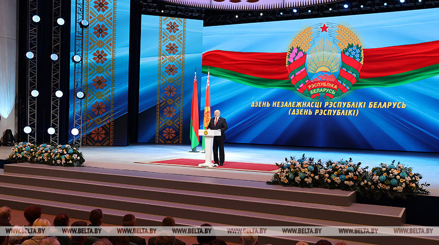 Александр Лукашенко во время торжественного собрания