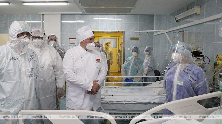 Александр Лукашенко посетил красную зону в ковид-отделении больницы