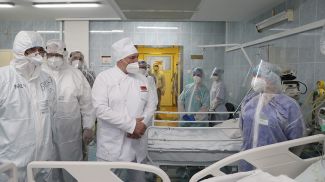 Александр Лукашенко посетил красную зону в ковид-отделении больницы