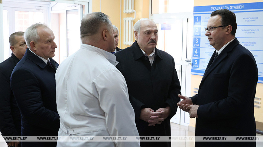 Александр Лукашенко во время посещения городской больницы №1 имени Семашко