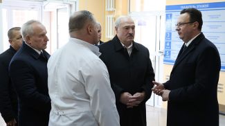 Александр Лукашенко во время посещения городской больницы №1 имени Семашко