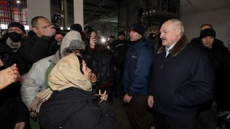 Александр Лукашенко приехал к беженцам в ТЛЦ возле &quot;Брузгов&quot;
