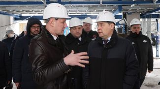 Роман Головченко (справа) во время посещения установки