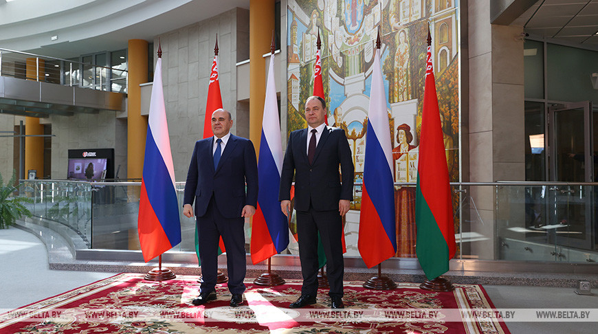 Михаил Мишустин и Роман Головченко во время встречи