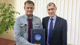 Обладателя миллионной карты Белгазпромбанка Сергея Бучу (на фото слева) поздравил директор Гродненской областной дирекции Белгазпромбанка Виталий Попко