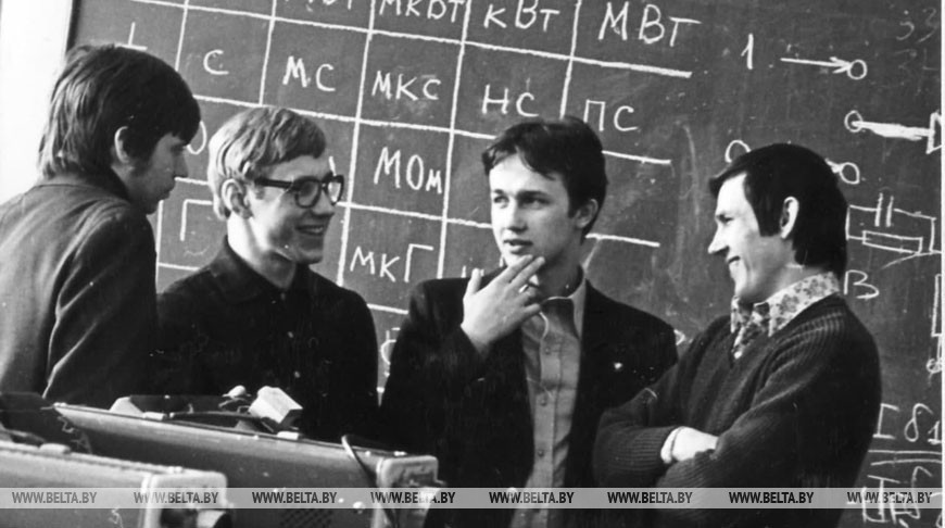 Будущие радиофизики комсомольцы В. Ярошевич, В. Карпилович и С. Протас, 1979 год