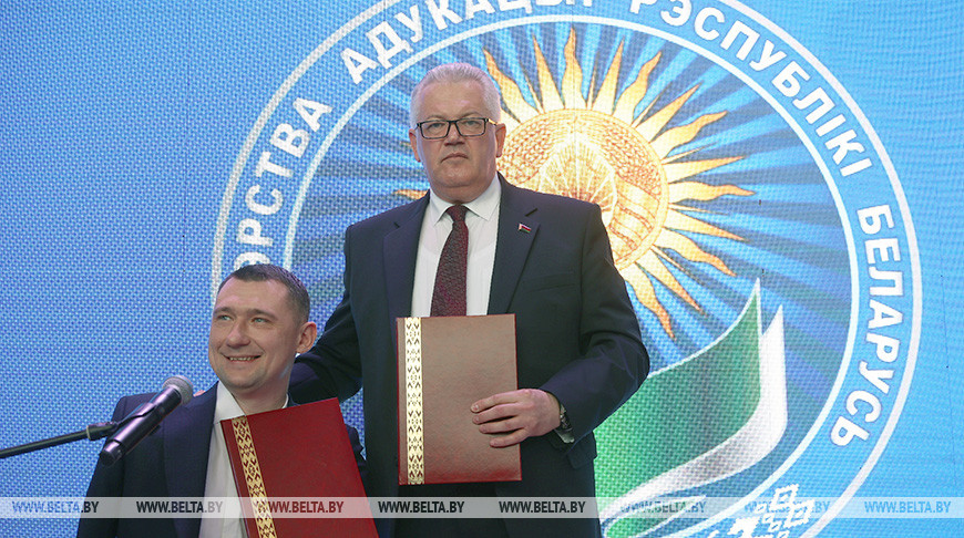 Алексей Талай и Игорь Карпенко во время подписания