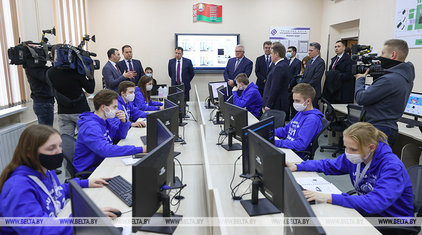 Роман Головченко во время посещения технопарка