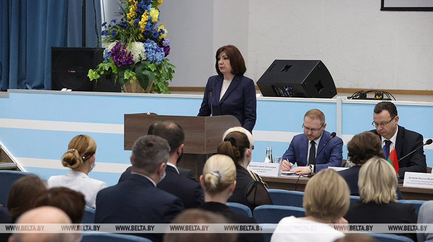Наталья Кочанова выступает на встрече с коллективом предприятия