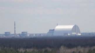 Саркофаг ЧАЭС и другие строения атомной электростанции. Фото из архива