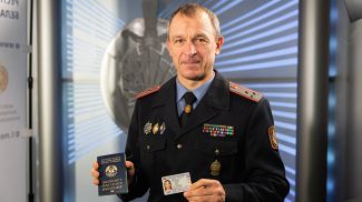 Алексей Бегун с образцами ID-карты и биометрического паспорта. Фото из архива