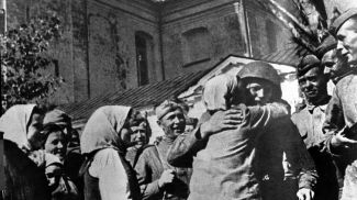 Операция &quot;Багратион&quot;. Жители Полоцка встречают воинов-освободителей, 1944 год