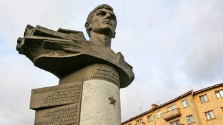 Памятник первому Герою Беларуси Владимиру Карвату в Бресте. Фото из архива