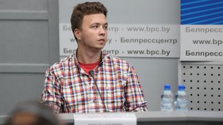 Роман Протасевич во время брифинга
