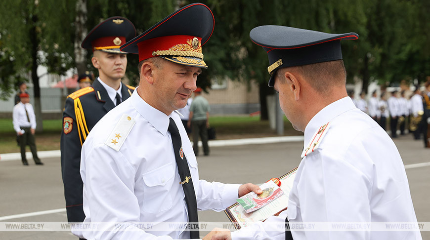 Министр внутренних дел Иван Кубраков вручает погоны сотрудникам органов внутренних дел