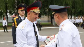 Министр внутренних дел Иван Кубраков вручает погоны сотрудникам органов внутренних дел