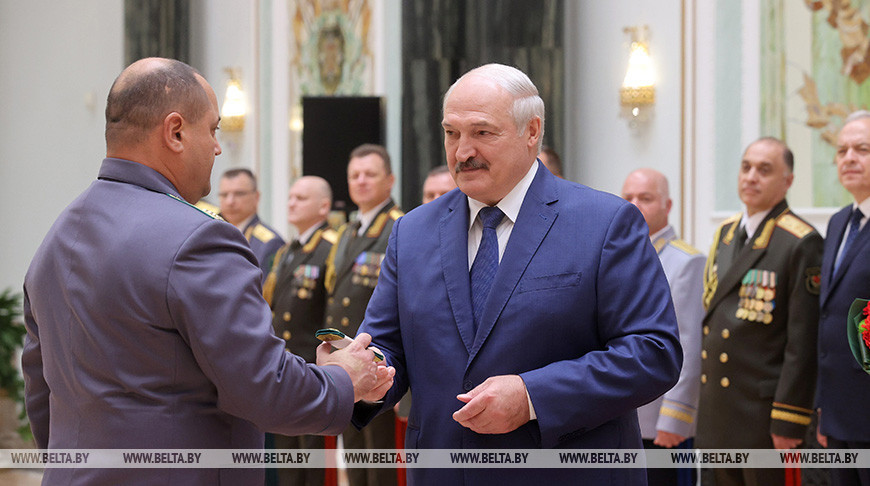 Александр Лукашенко вручил погоны государственного советника таможенной службы III ранга Павлу Лобачеву