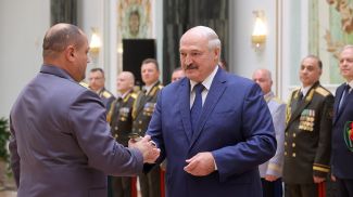 Александр Лукашенко вручил погоны государственного советника таможенной службы III ранга Павлу Лобачеву