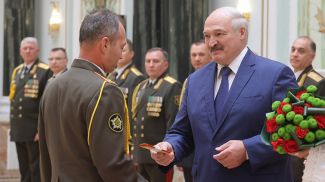 Александр Лукашенко вручил погоны генерал-майора Андрею Матиевичу