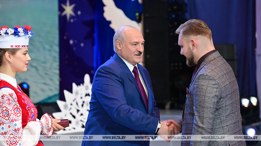 Александр Лукашенко награждает Григория Азаренка медалью "За отвагу". Фото из архива