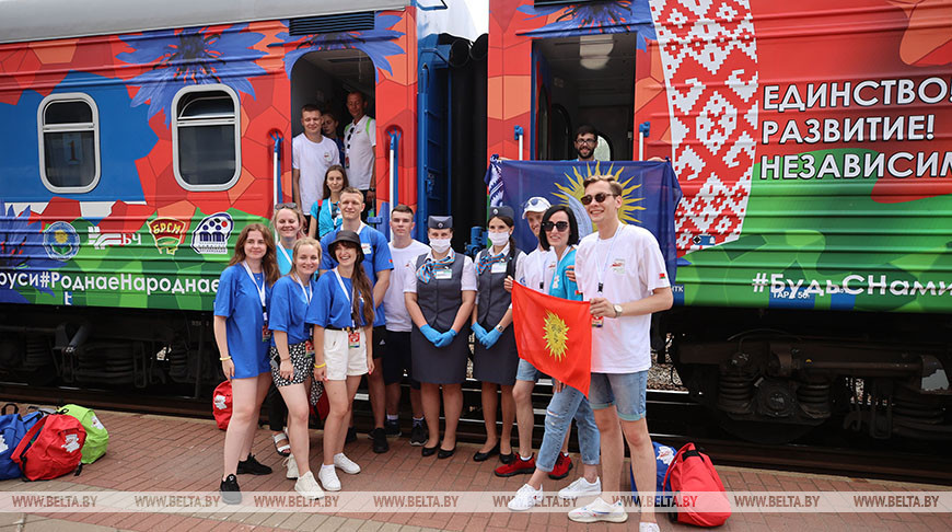 Участники проекта "Республиканский молодежный поезд #БеларусьМолодежьЕдинство" на железнодорожном вокзале в Гродно